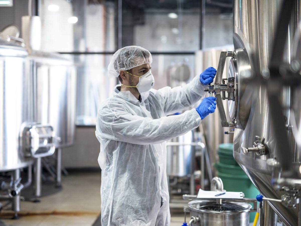 Professionnel de l'agroalimentaire en tenue d'hygiène