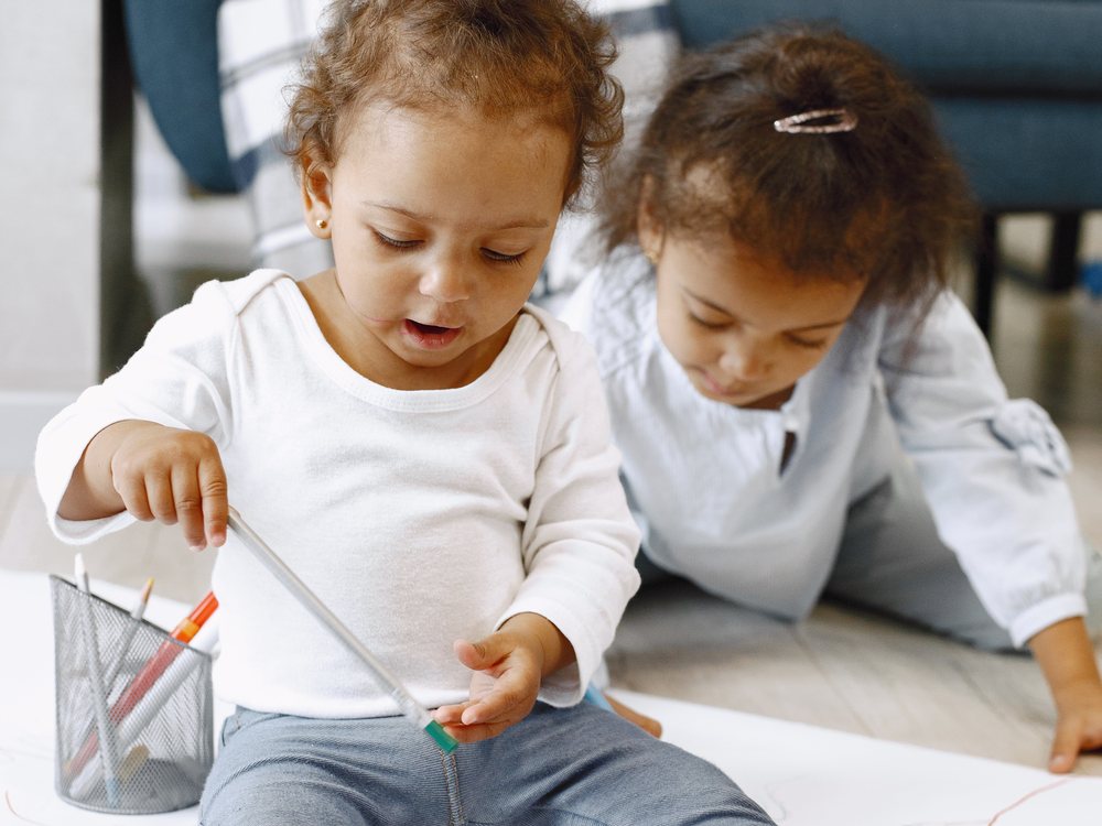 Jeunes enfants en train de dessiner